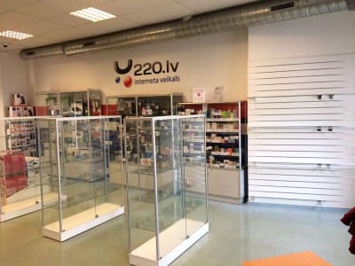 Vi monterte nye glassmontre med hyller og låsbare dører i 220.lv nettbutikk. Eurovegger med fester VVN.LV ble også montert 2